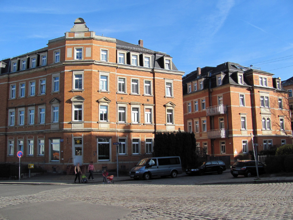 Außenansicht der Ferienwohnungen und des Gästezimmers.